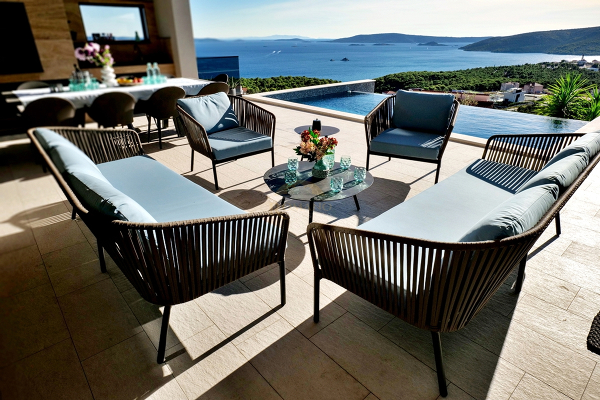 Villa esclusiva a Seget Gornji in un ambiente tranquillo e silenzioso con una splendida vista panoramica